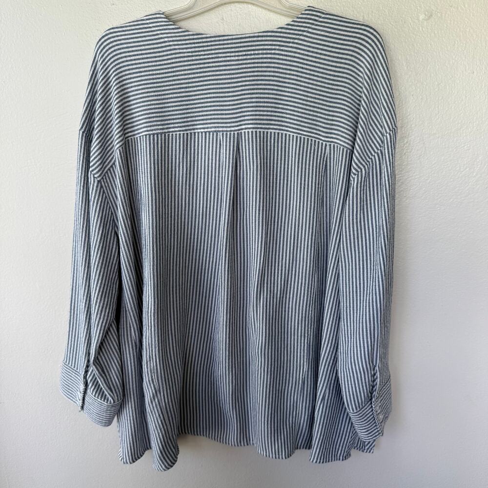 Torrid brand tunic top featuring a blue white vertical striped pattern. Size 2X - Picture 7 of 9